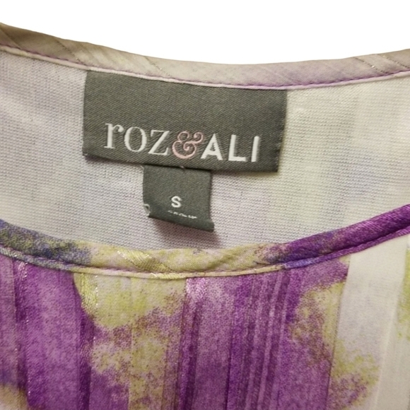 3/$15 Roz & Ali Cap Sleeve Floral Blouse - Small - Picture 2 of 8